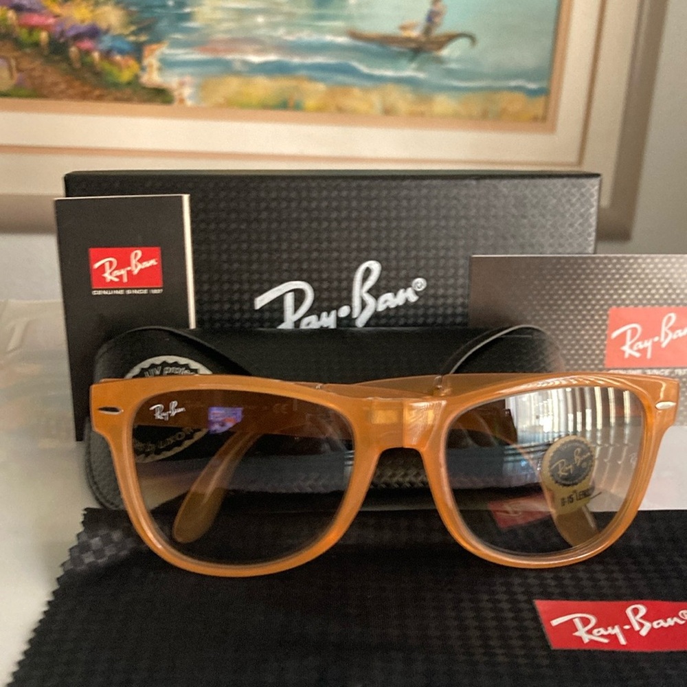 Ray-Ban Foldable Frame Sunglasses.